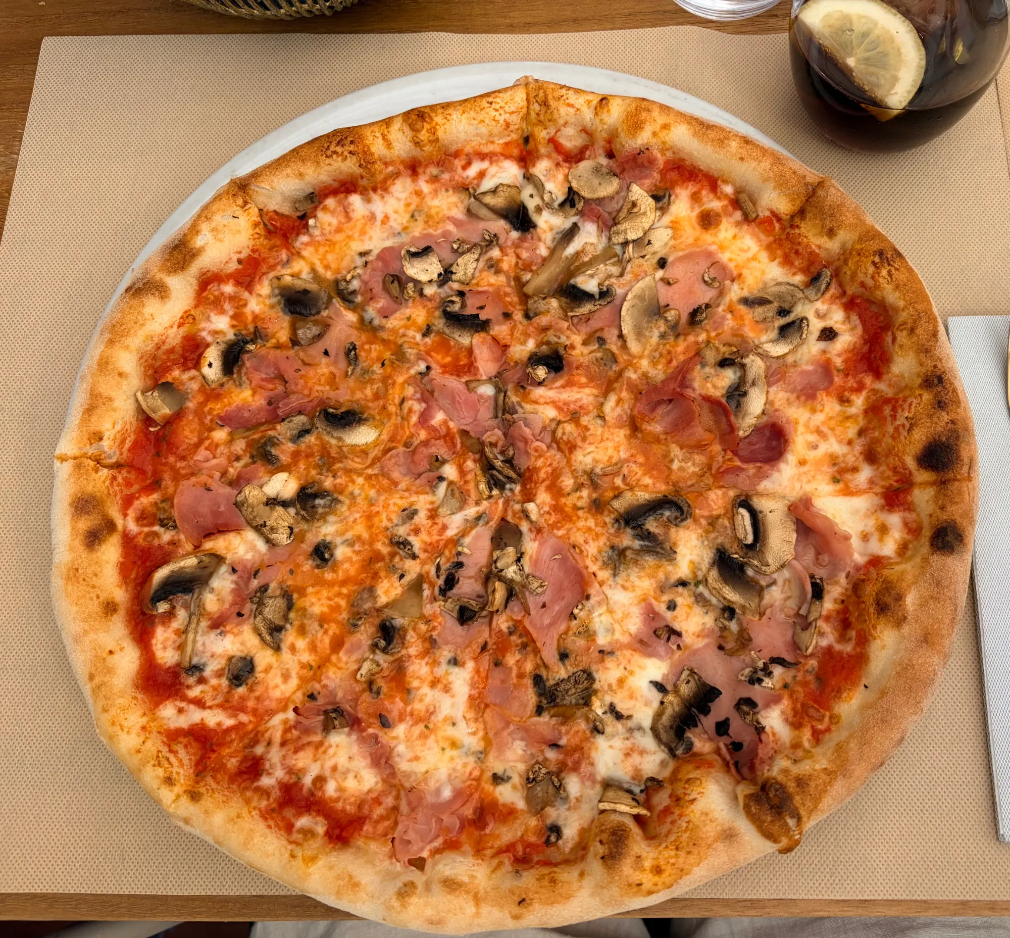Pizza m. Prosciutto og Champignon hos Restaurante Italiano Benalmádena La Pala d'Oro