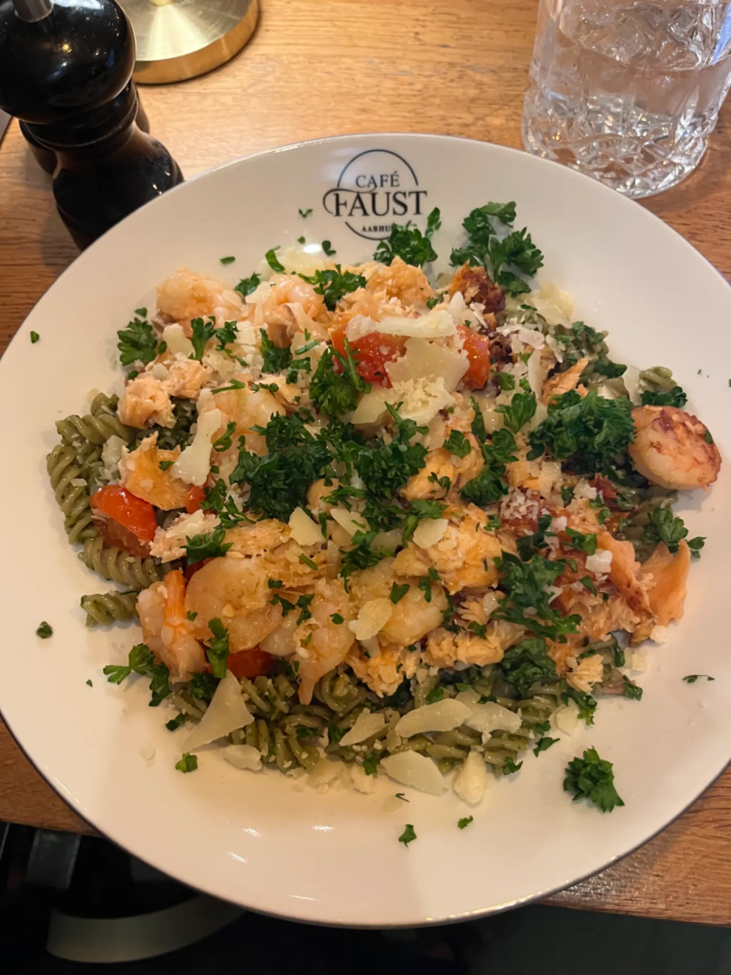 Pasta med tigerrejer og laks hos Café Faust