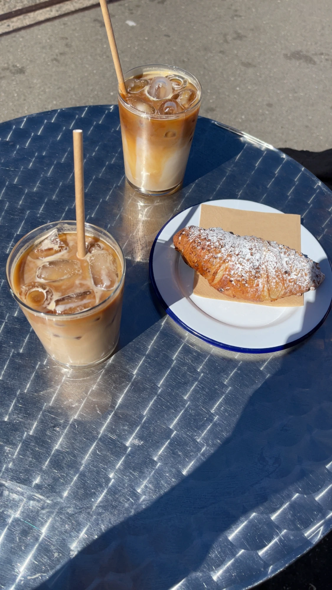 Is café latte & mandelcroissant hos STREET COFFEE - PORTO