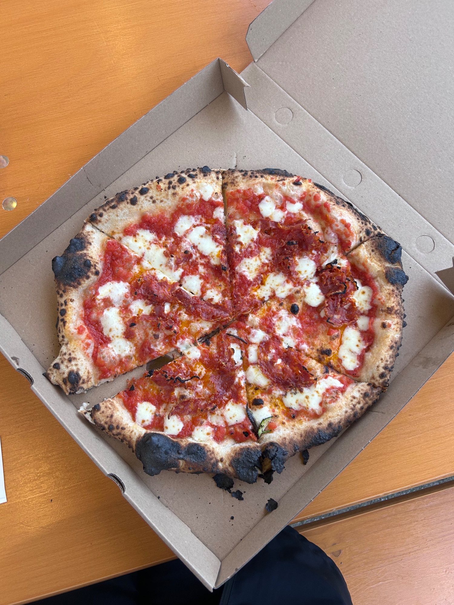 Pep pizza hos Out of Office Pizza