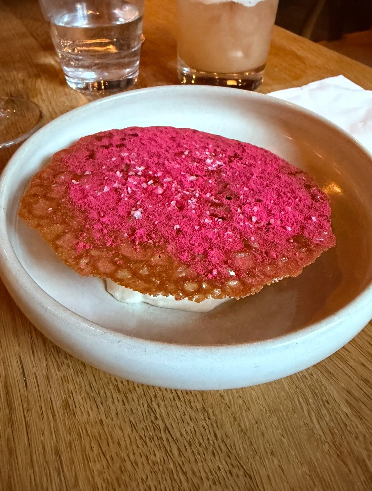 Hvid Chokolademousse med hindbærsorbet hos Madklubben Århus