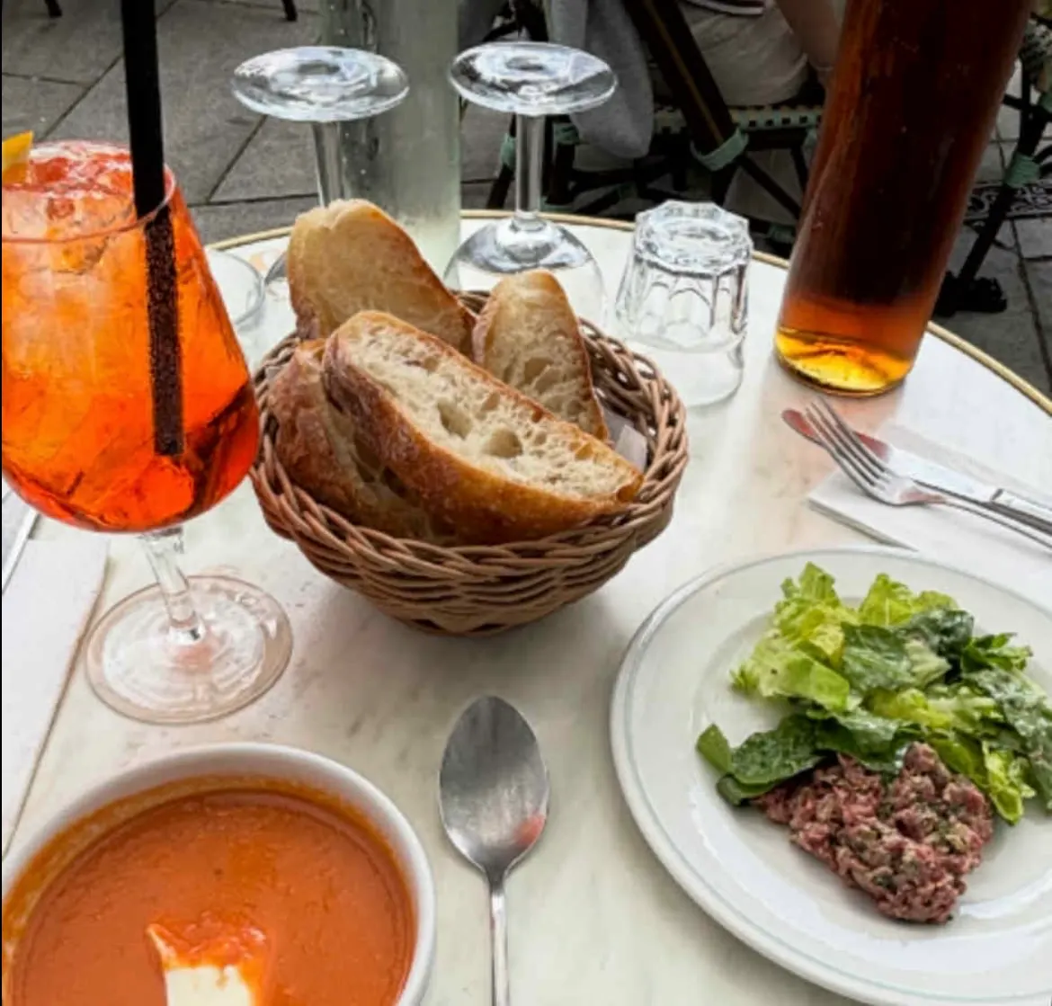 Tatar, suppe, billig øl, Aperol spritz hos Restaurant Bouillon