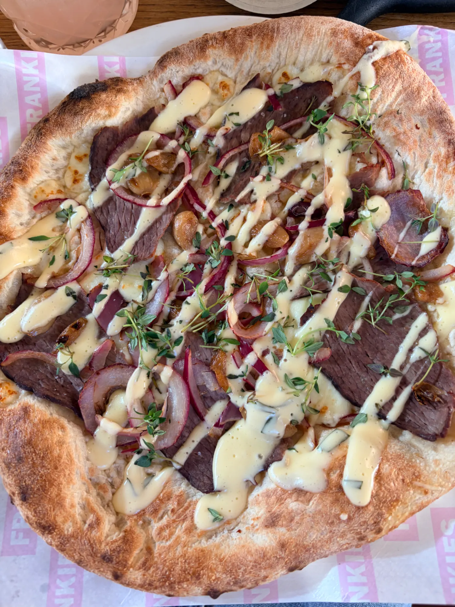 Steak & Bearnaise pizza hos Frankies Pizza Mejlgade
