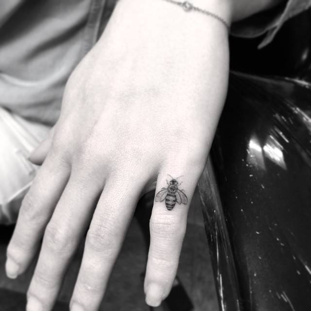 Dr. Woo's photograph of Emilia Clarke's bee tattoo on her little finger