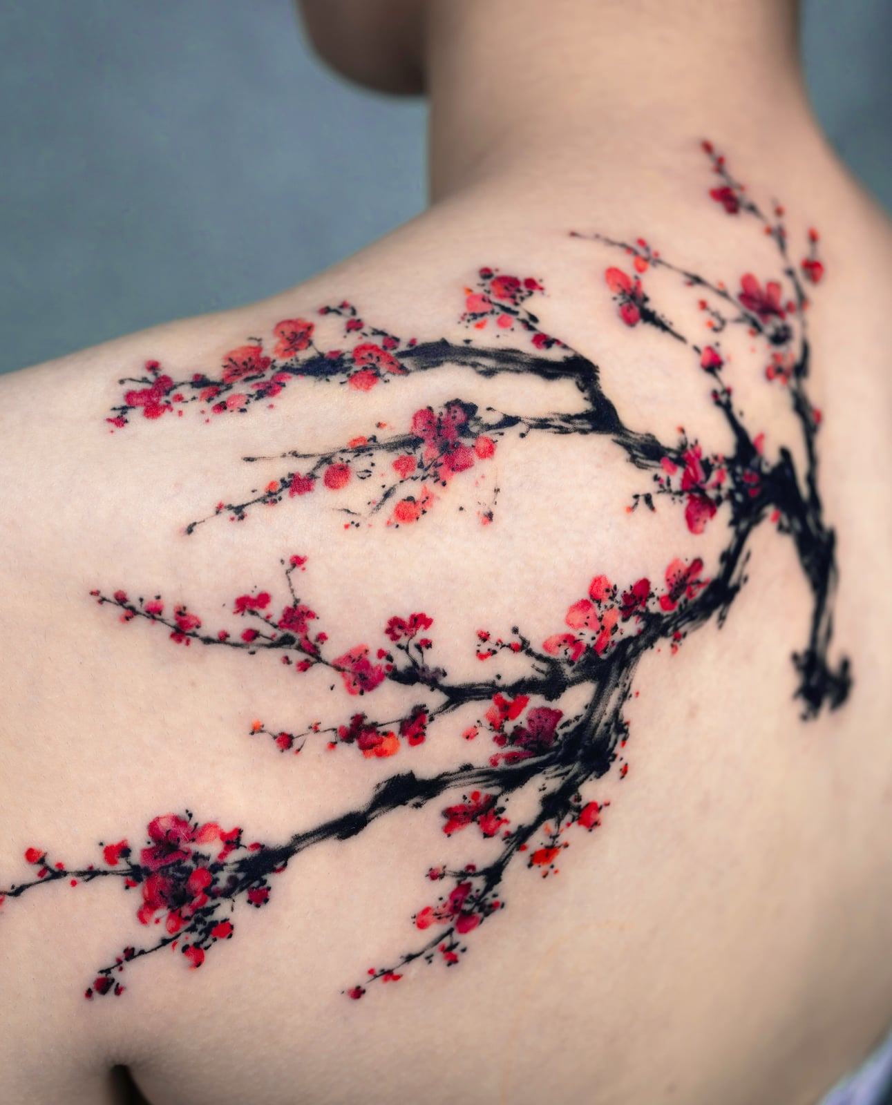 Makoの和彫りの桜とツリーのタトゥー