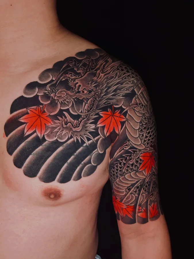 彫武の和彫りの龍と紅葉のタトゥー（肩）