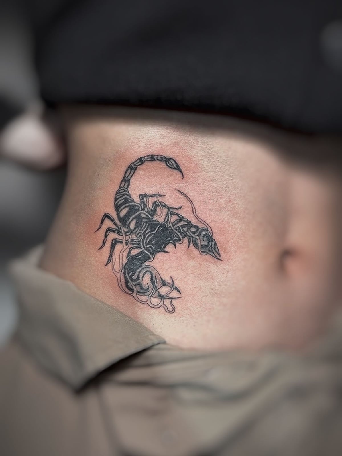 ALIEN TATTOO KOBE / 㐂のブラックワークのスコーピオンのタトゥー(腹)