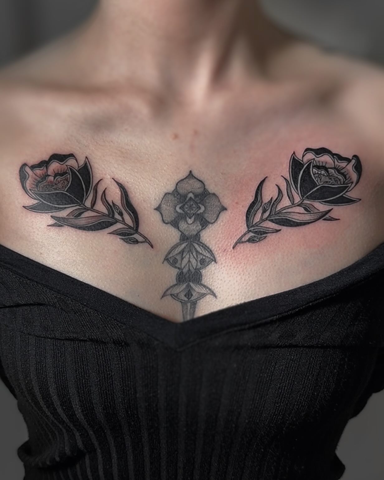 ALIEN TATTOO KOBE / 㐂のブラックアンドグレーの幾何学模様とフラワーのタトゥー