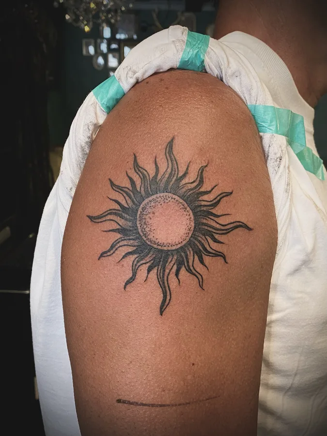 ToM【DRAGON HEART TATTOO】のブラックワークの太陽のタトゥー（肩）