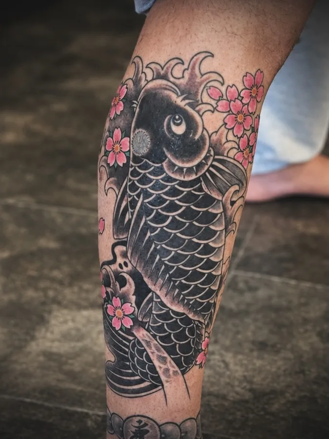 ToM【DRAGON HEART TATTOO】の和彫りの鯉のタトゥー（脚）