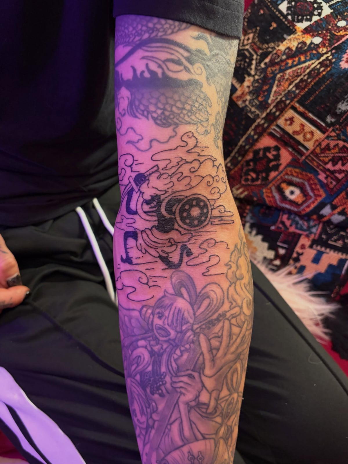 唯ゐのアニメのドラゴンとウェーブのタトゥー