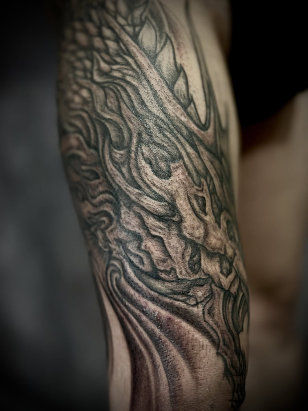 loyaltattooのブラックアンドグレーのドラゴンとウェーブのタトゥー
