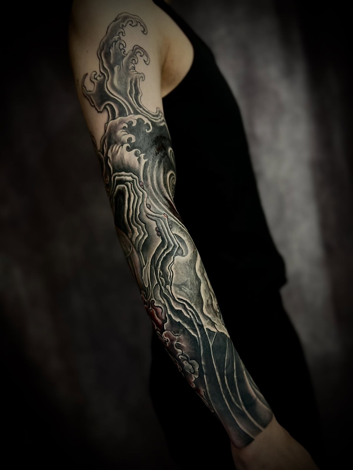 loyaltattooの和彫りのウェーブとオーシャンのタトゥー
