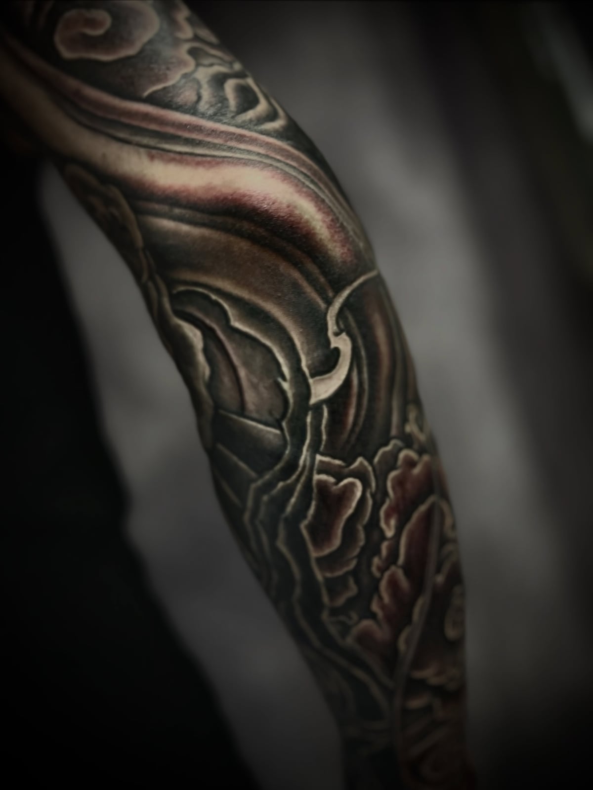 loyaltattooの和彫りのウェーブとクラウドのタトゥー