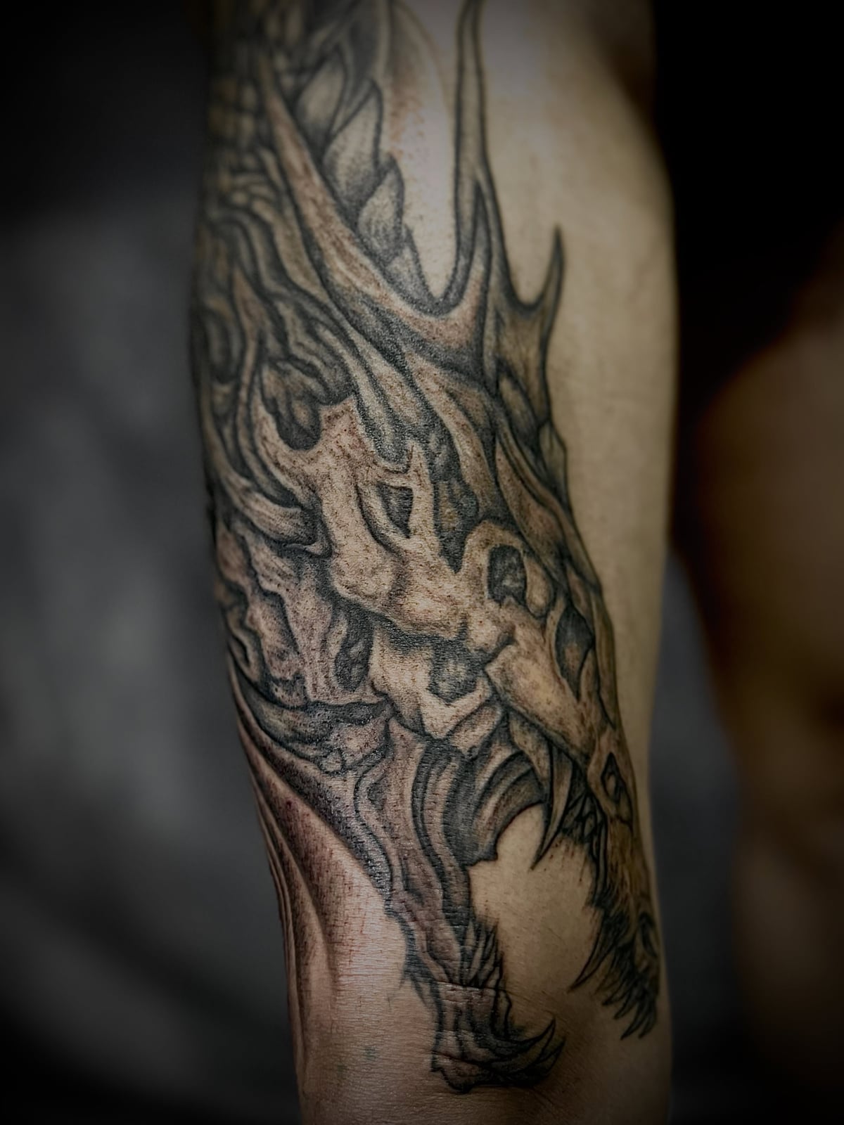 loyaltattooのブラックアンドグレーのドラゴンのタトゥー