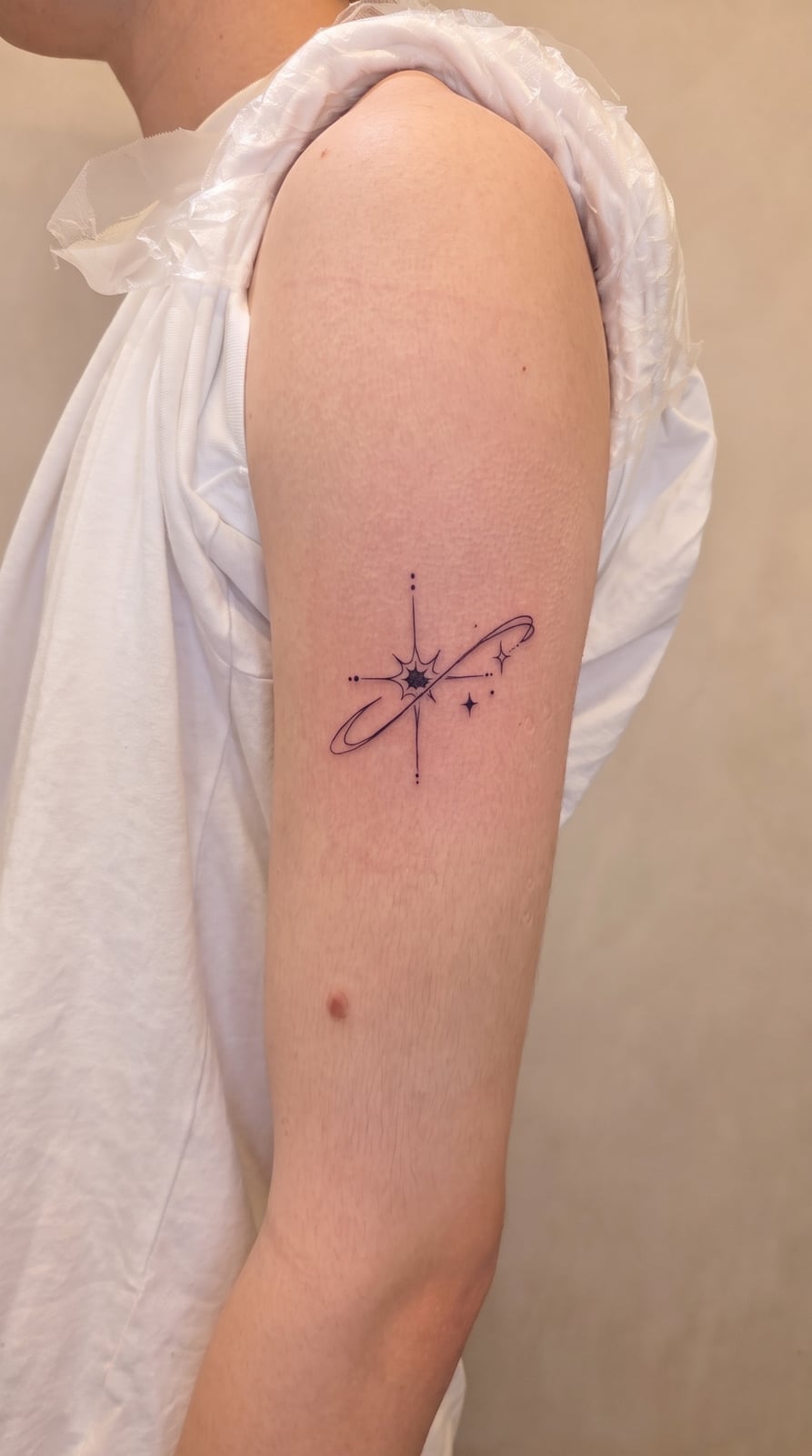 Aimiのファインラインの宇宙とスターのタトゥー