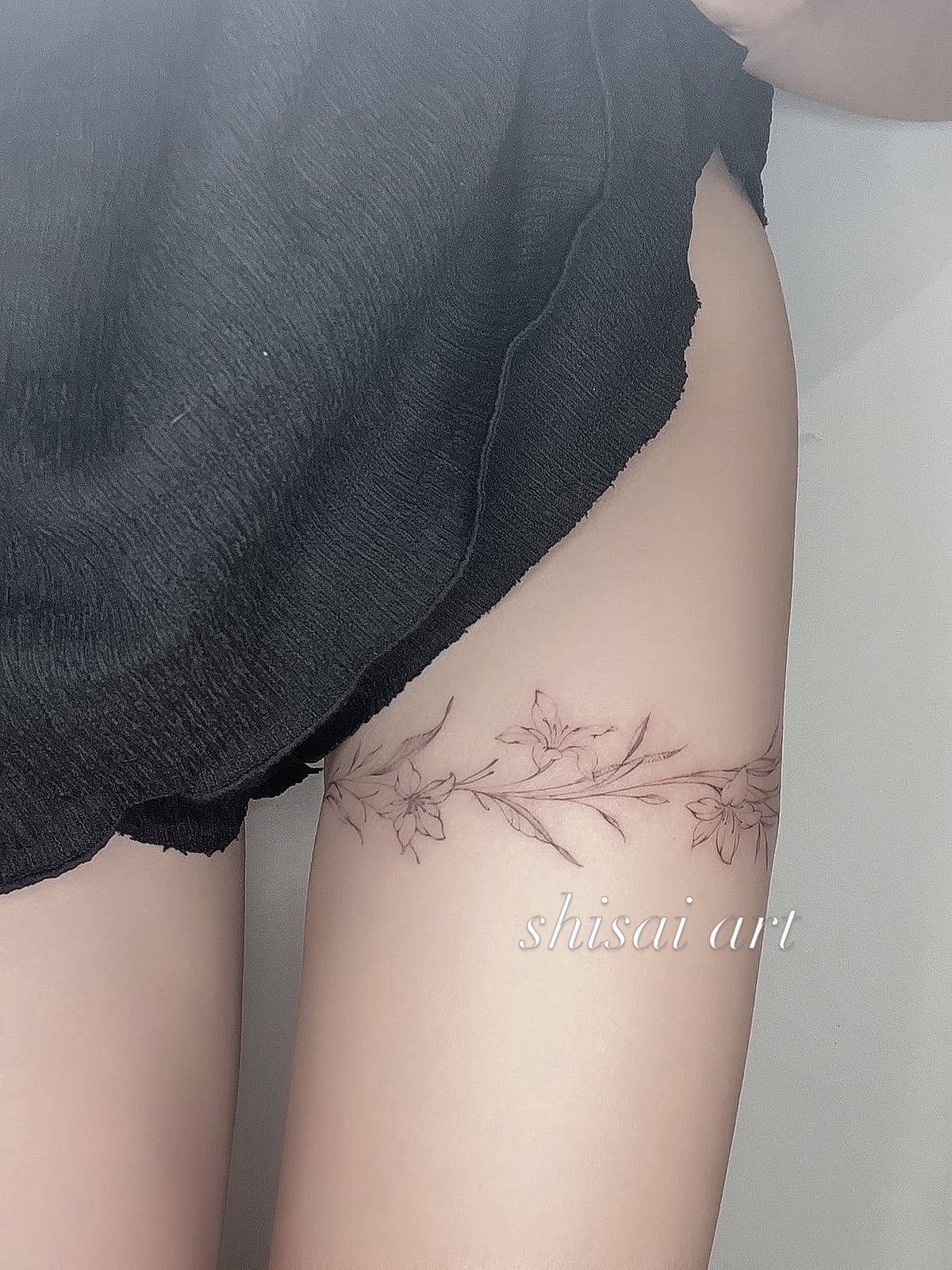 刺彩のファインラインのフラワーとプラントのタトゥー