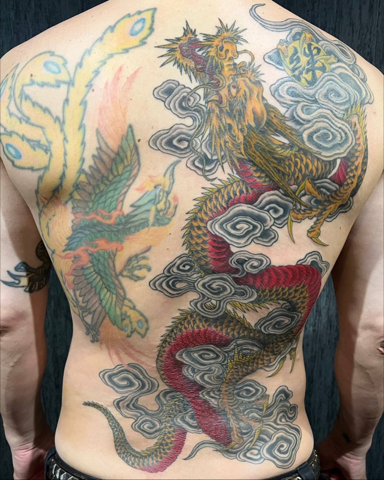 和 -kazz-の和彫りの龍と鳳凰のタトゥー(背中)