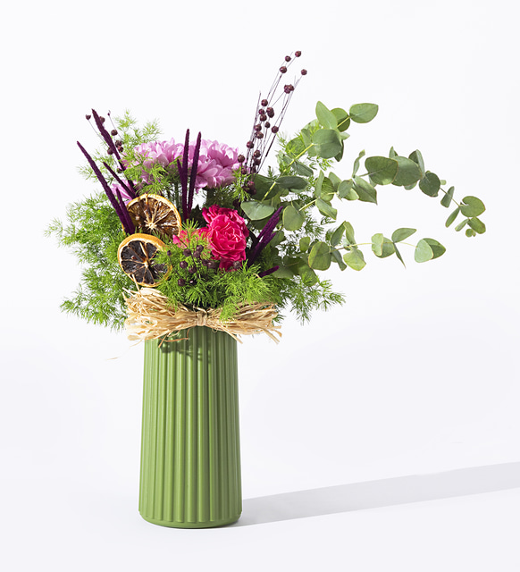 Yeşil Vazoda Pembe Çardak Gül ve Pembe Papatyalar