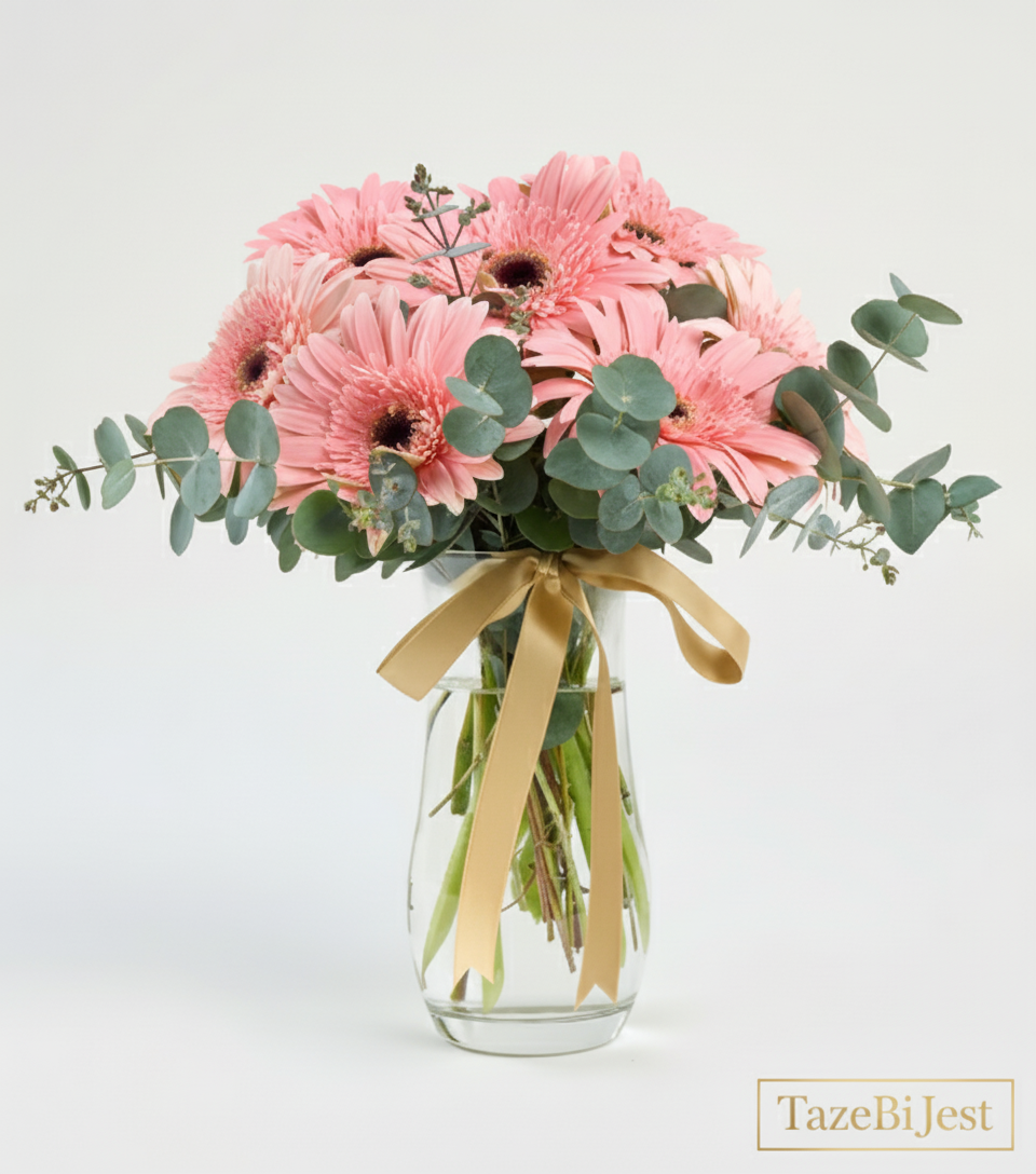 Sarı Kurdeleli Kristal Cam Vazoda Pembe Gerberalar