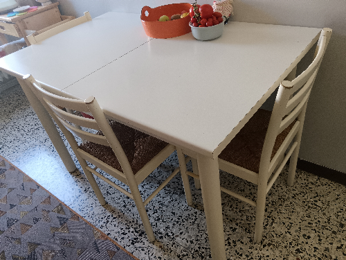 Immagine di tavolo cucina con 4 sedie