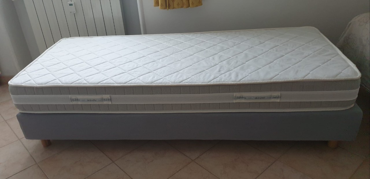 Immagine di materasso e rete a doghe legno con sommier 190x80