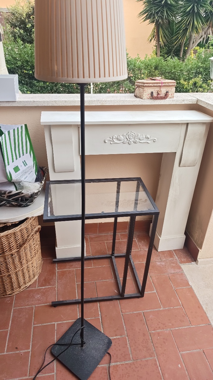 Finto camino, lampada, mobiketto — immagine 1