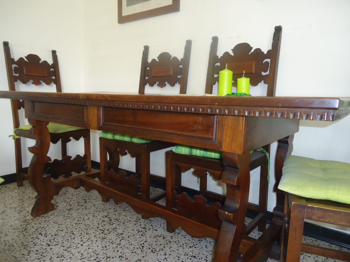 tavolo con sedie — immagine 1