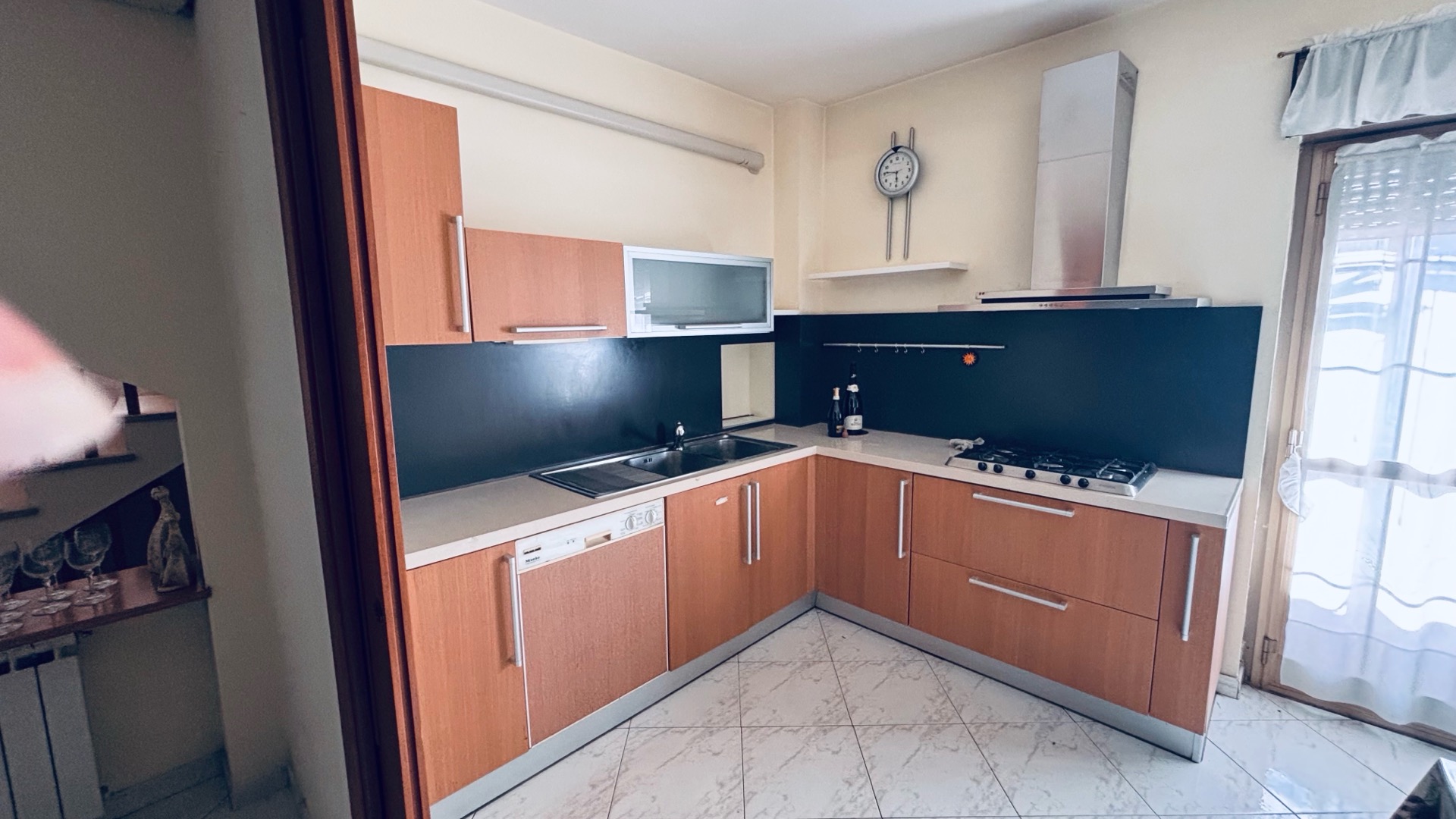 Cucina con elettrodomesti — immagine 1
