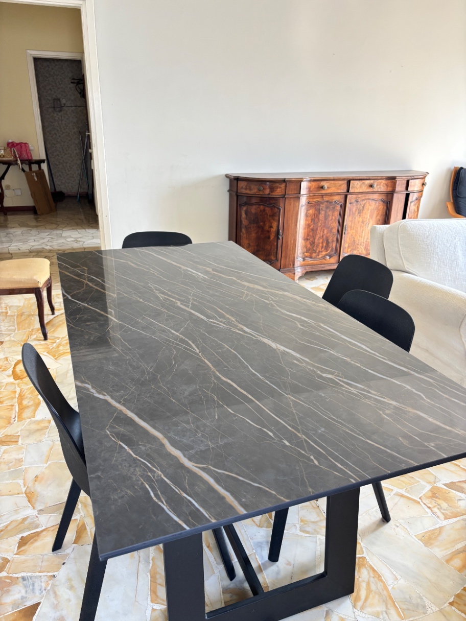 Tavolo e sedie — immagine 1