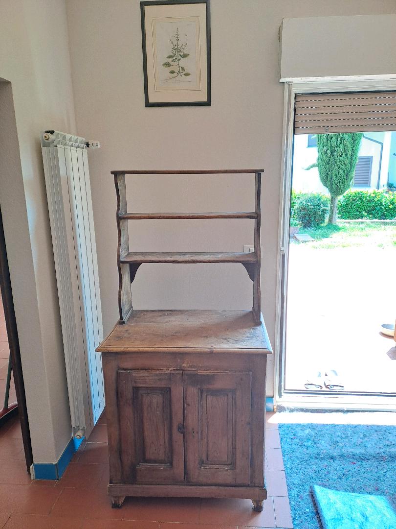 Immagine di credenza rustica