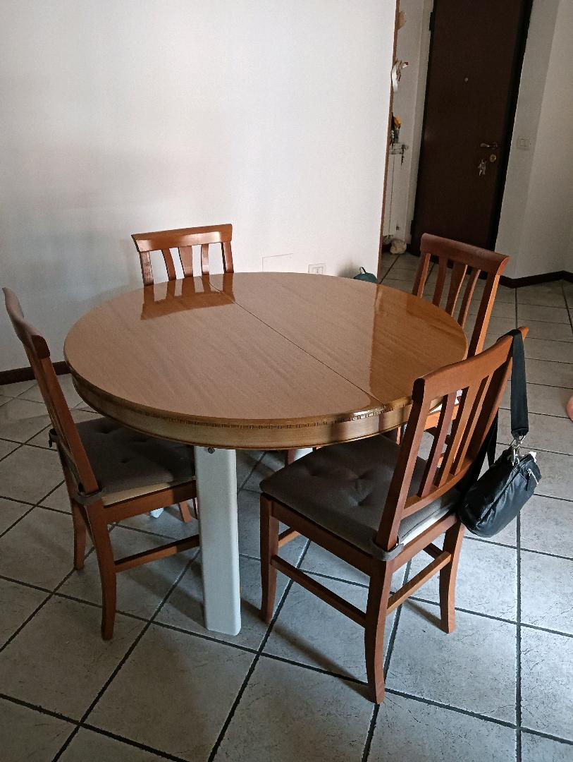 Immagine di tavolo 4 sedie