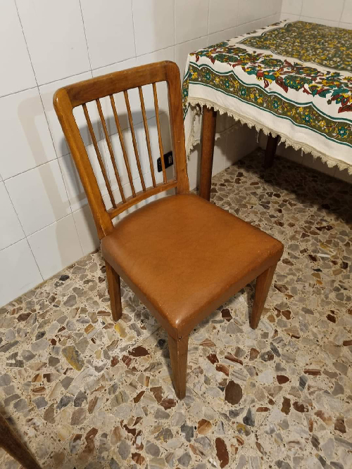 Immagine di sedia in legno 
