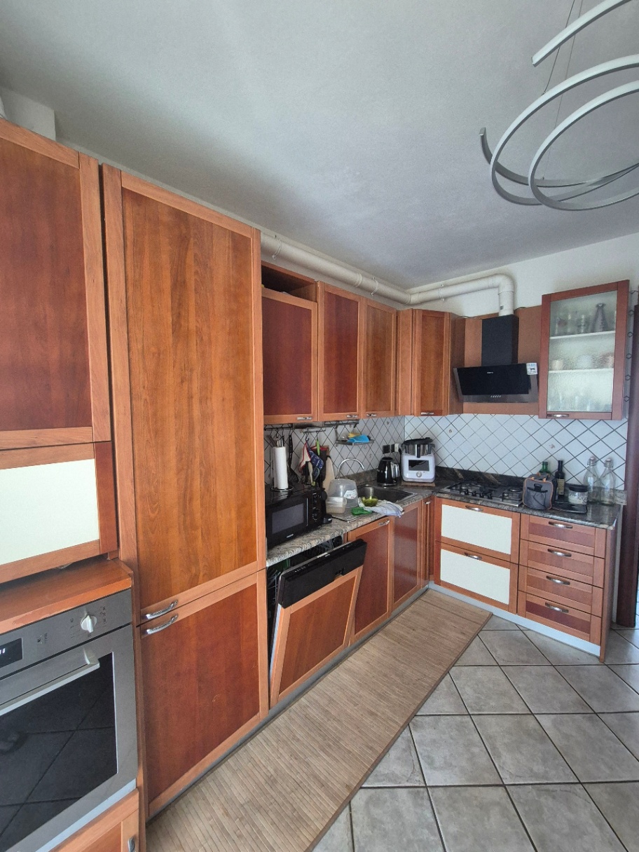Immagine di Cucina angolare con piano in marmo
