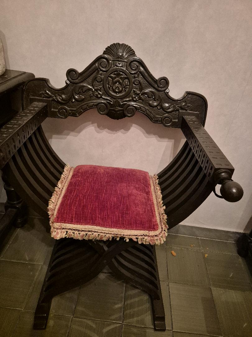 Immagine di due sedie antiche