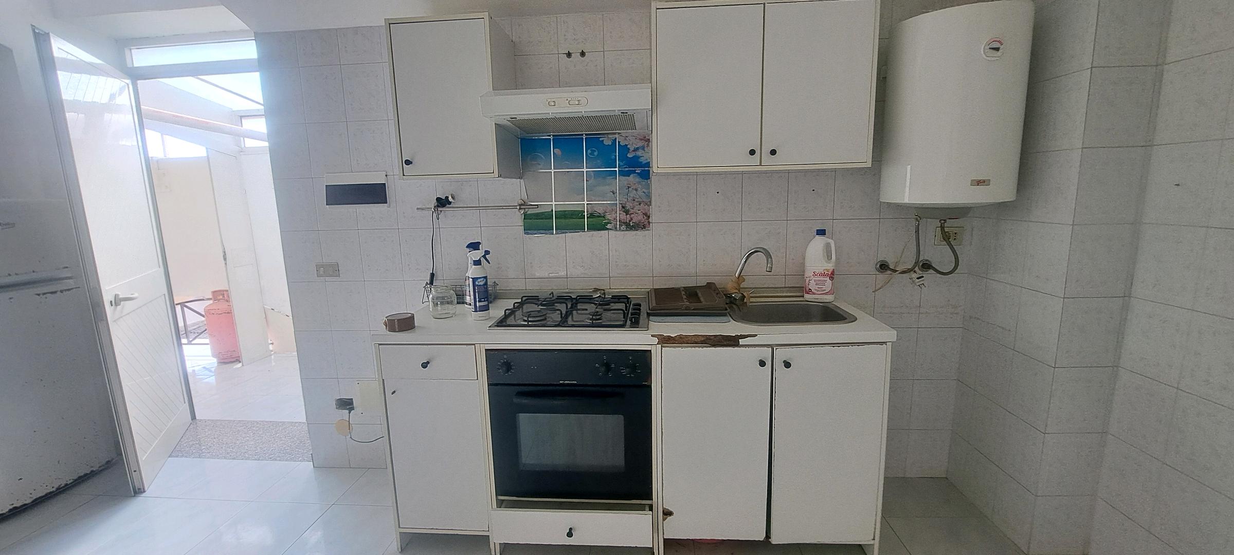 Immagine di cucina con forno 