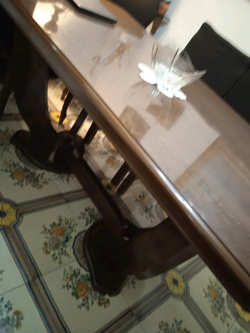 Immagine di tavolo in legno massello