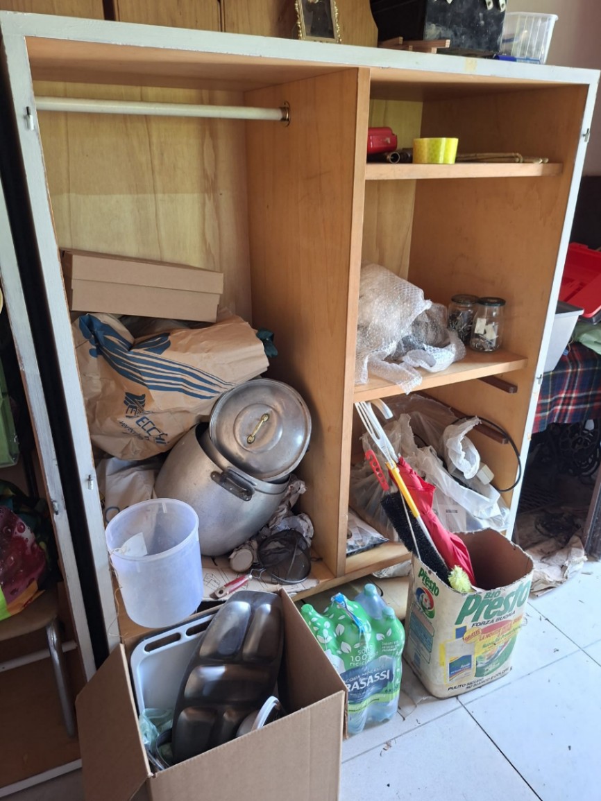 1 armadio guardaroba in legno da riverniciare, composto da due parti alte mt 160 — immagine 1