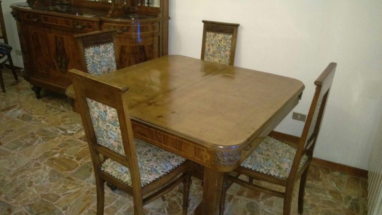 TAVOLO CON SEDIE — immagine 1
