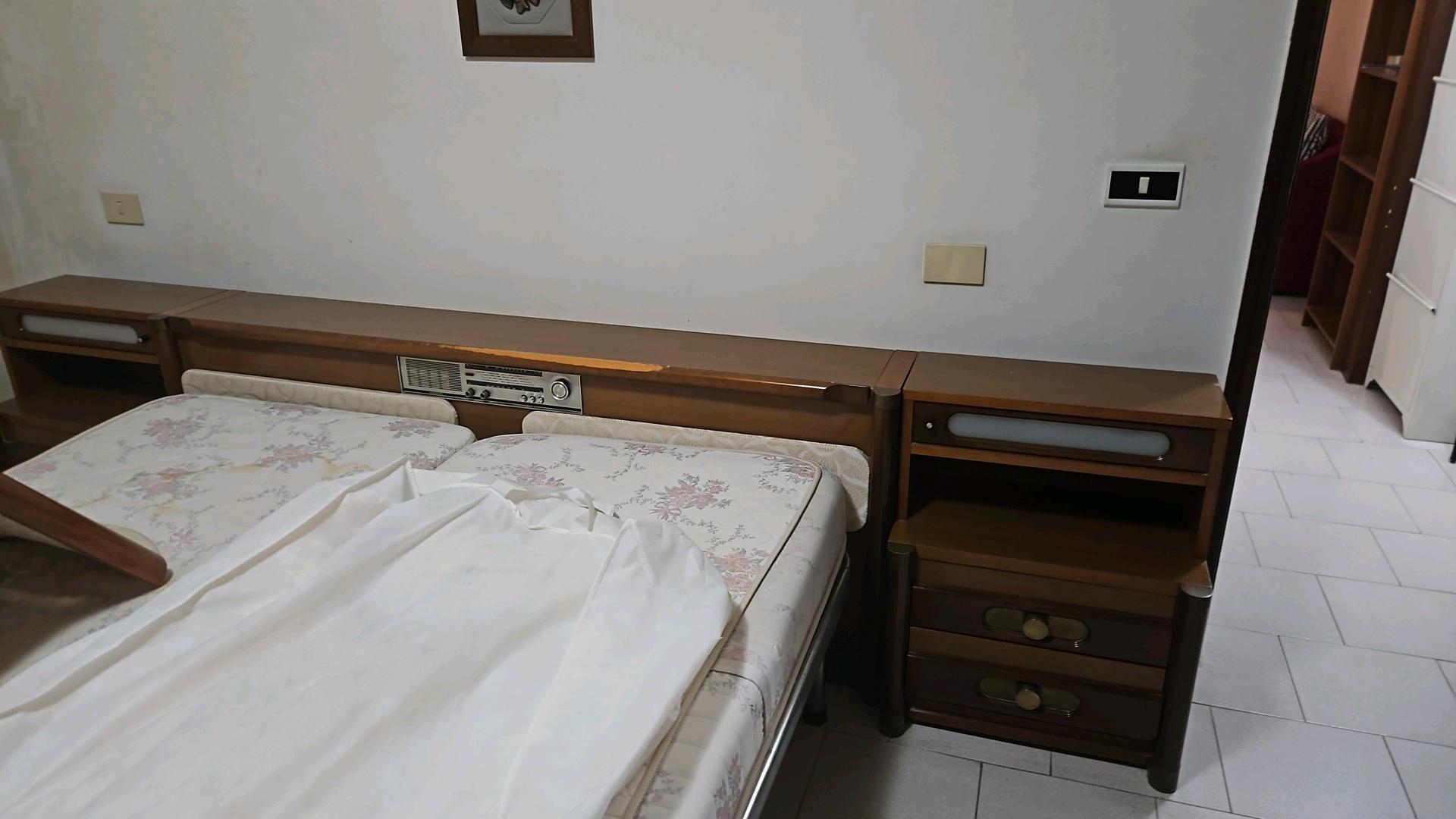 Immagine di testata letto +comodini