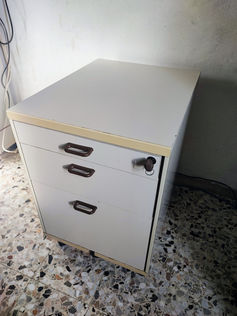 Immagine di 2 cassettiere da ufficio su ruote