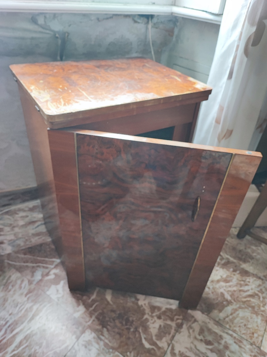 Macchina da cucire con mobiletto — immagine 1