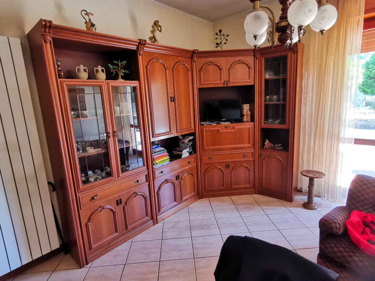 Mobile angolare sala — immagine 1