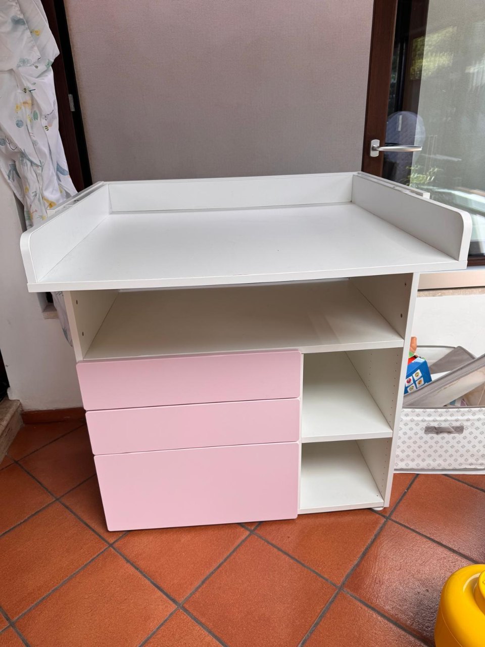 FASCIATOIO BIMBA Smastad Ikea Fasciatoio bianco e rosa — immagine 1