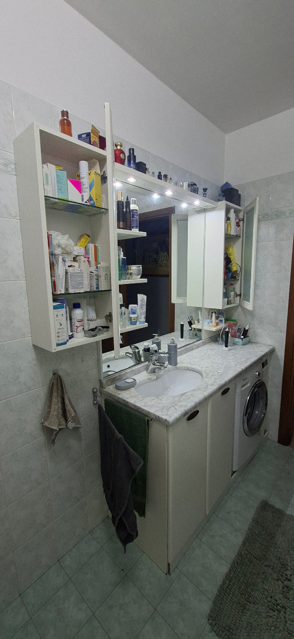 Bagno con mobiletto top marmo e specchiera — immagine 1