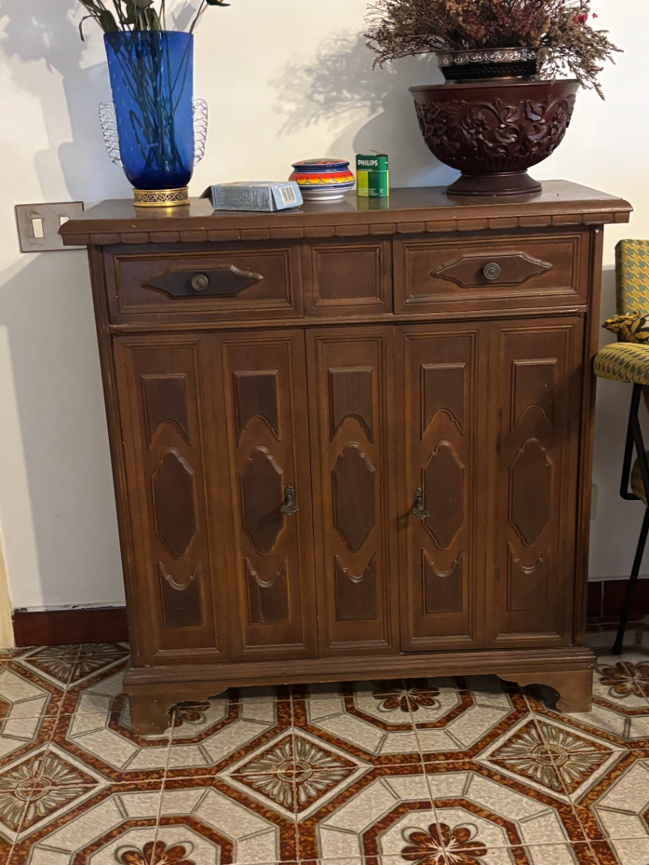 Immagine di mobiletto legno color noce
