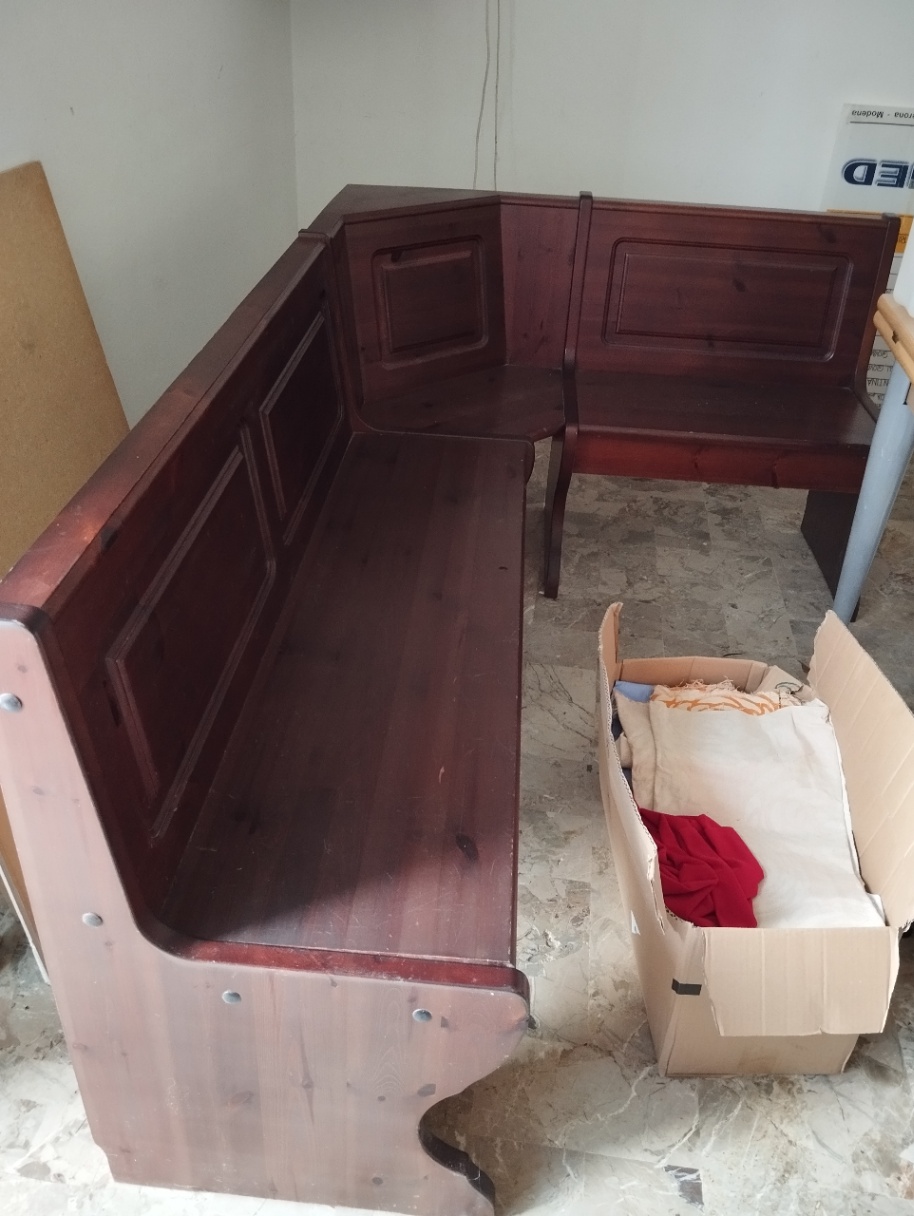 Immagine di Cassapanca in legno scuro