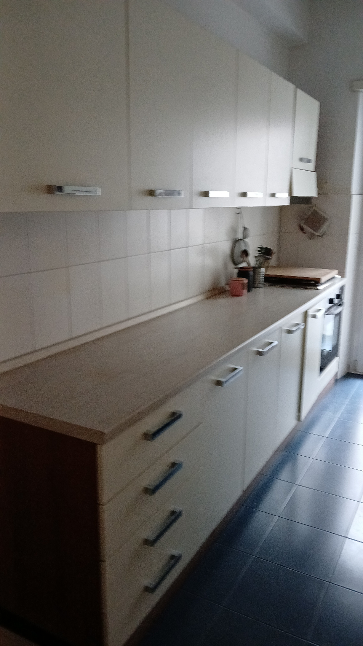 Immagine di Cucina completa di piano cottura e forno Indesit e cappa