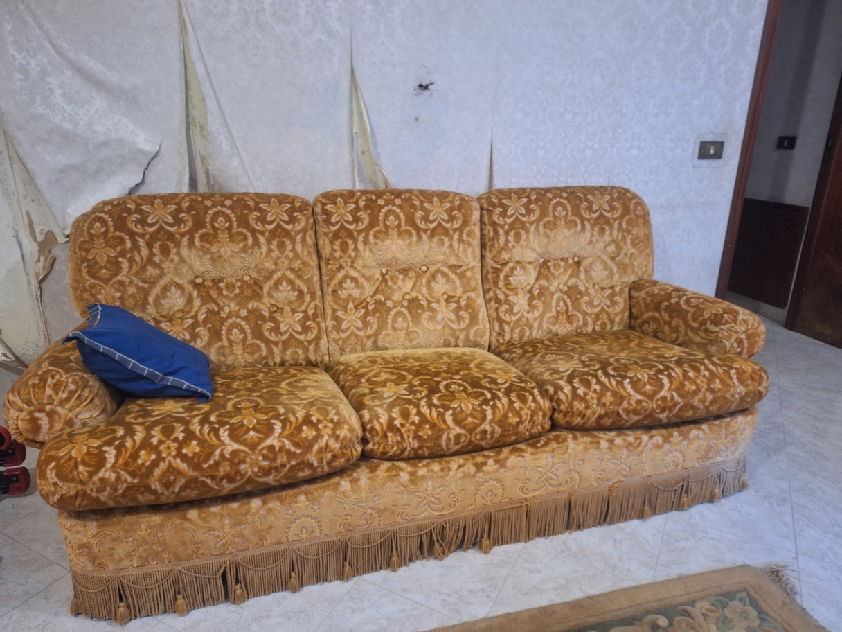 Immagine di Parete attrezzata più salone completo e vari mobili