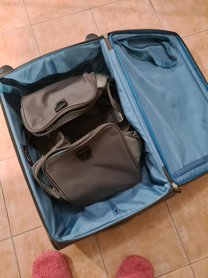 Immagine di valigia + borsettone